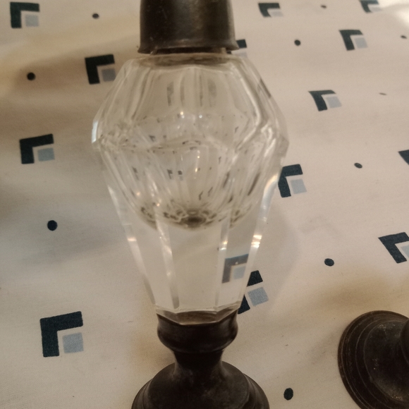 Vintage Leadcrystal Imported Hand Cut Salt And Pepper Shakers. - Picture 4 of 5